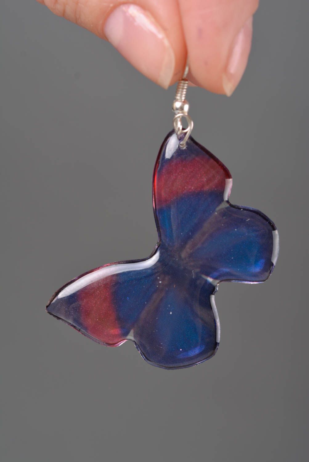 Красивые серьги бабочки из эпоксидной смолы ручной работы синие с розовым фото 2
