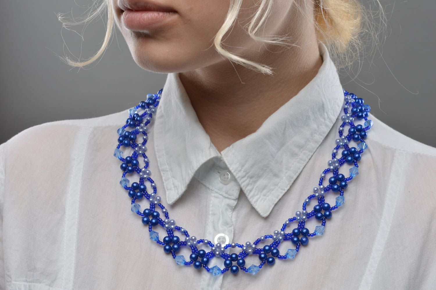 Collier en perles de rocaille et perles fantaisie ajouré bleu fait main photo 5