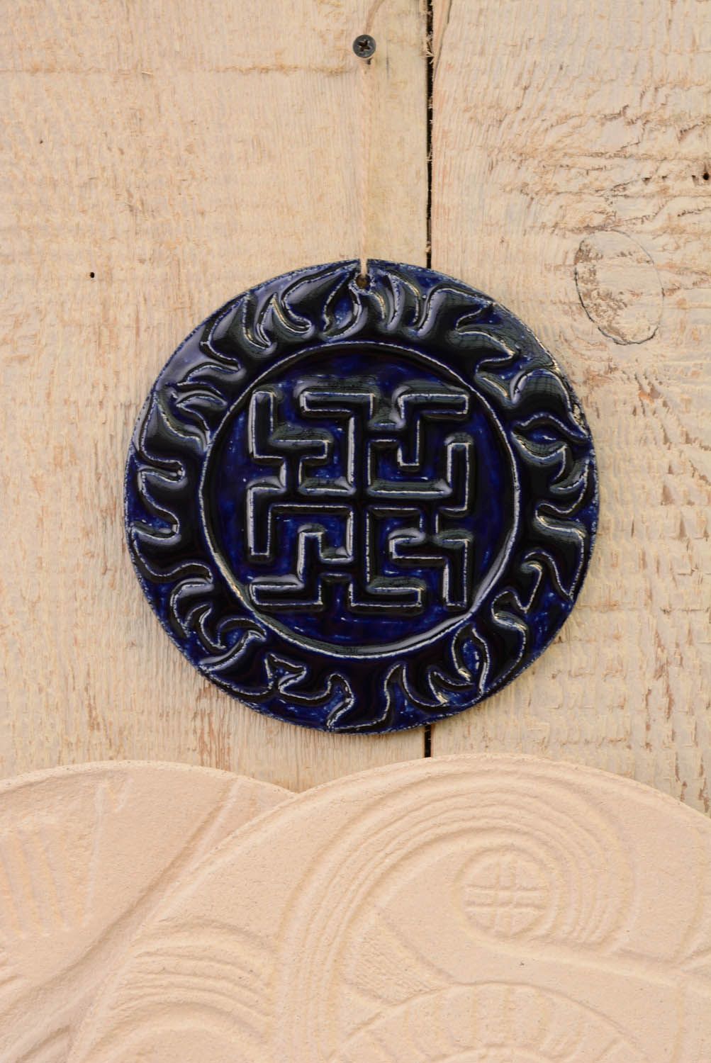 Prato -talismã redondo de argila feito à mão para decoração do interior em estilo étnico Dukhobor foto 3