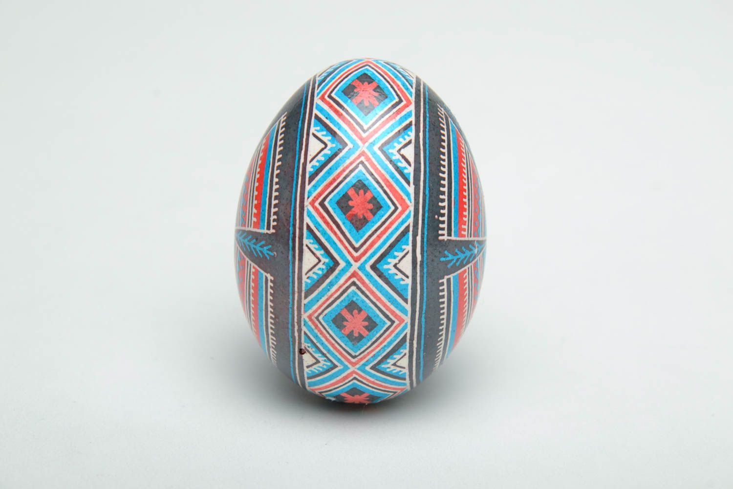 Œuf de Pâques pyssanka fait main peint de couleurs d'aniline et de cire photo 3