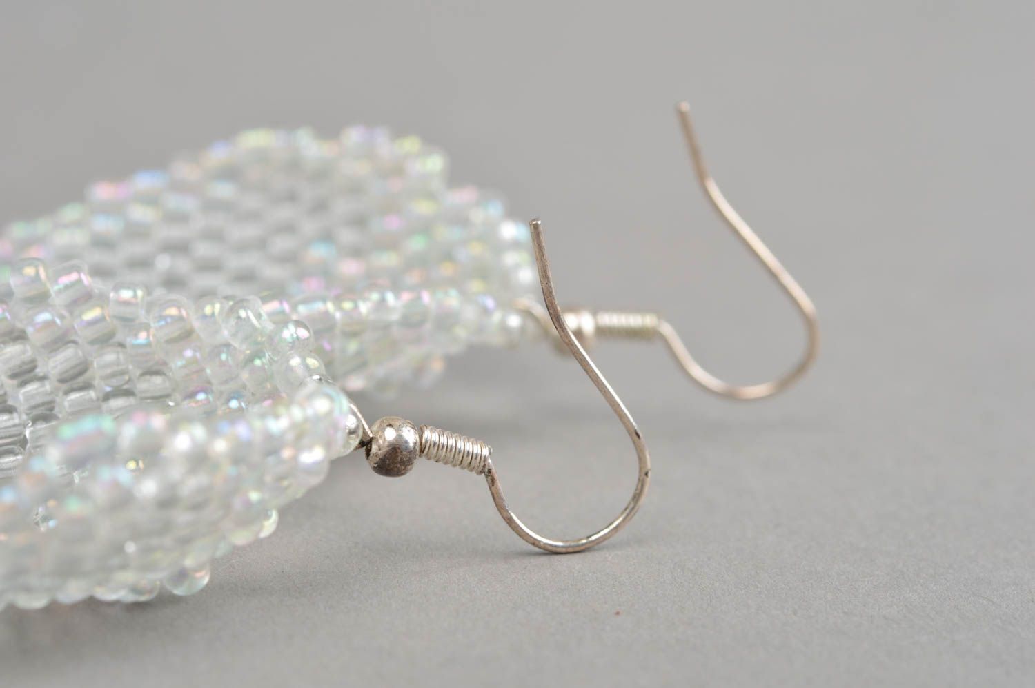 Ungewöhnliche weiße handgemachte Ohrringe aus Glasperlen für stilvolle Damen foto 4