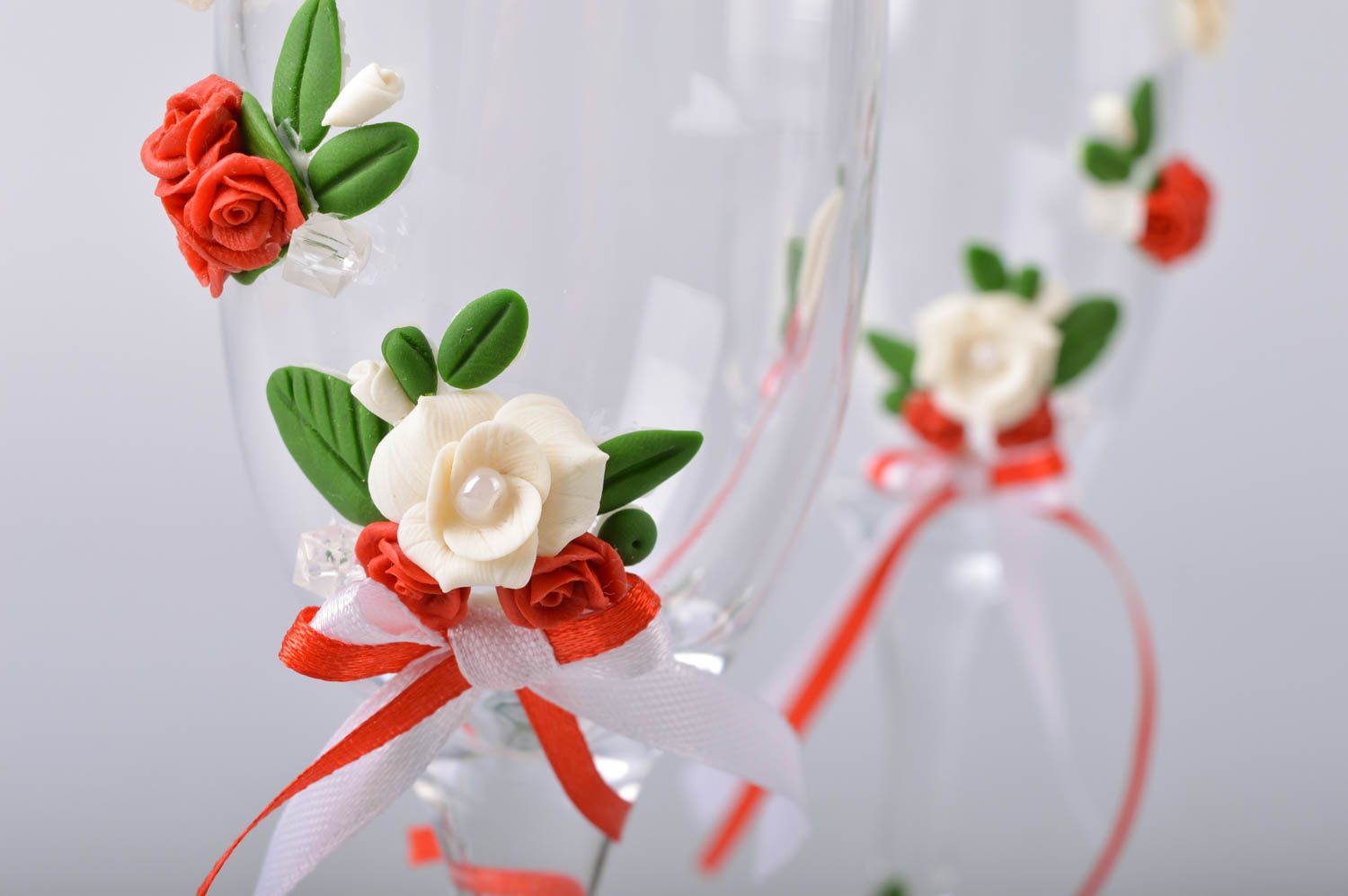 Бокалы на свадьбу декорированные лепниной из холодного фарфора ручной работы фото 3