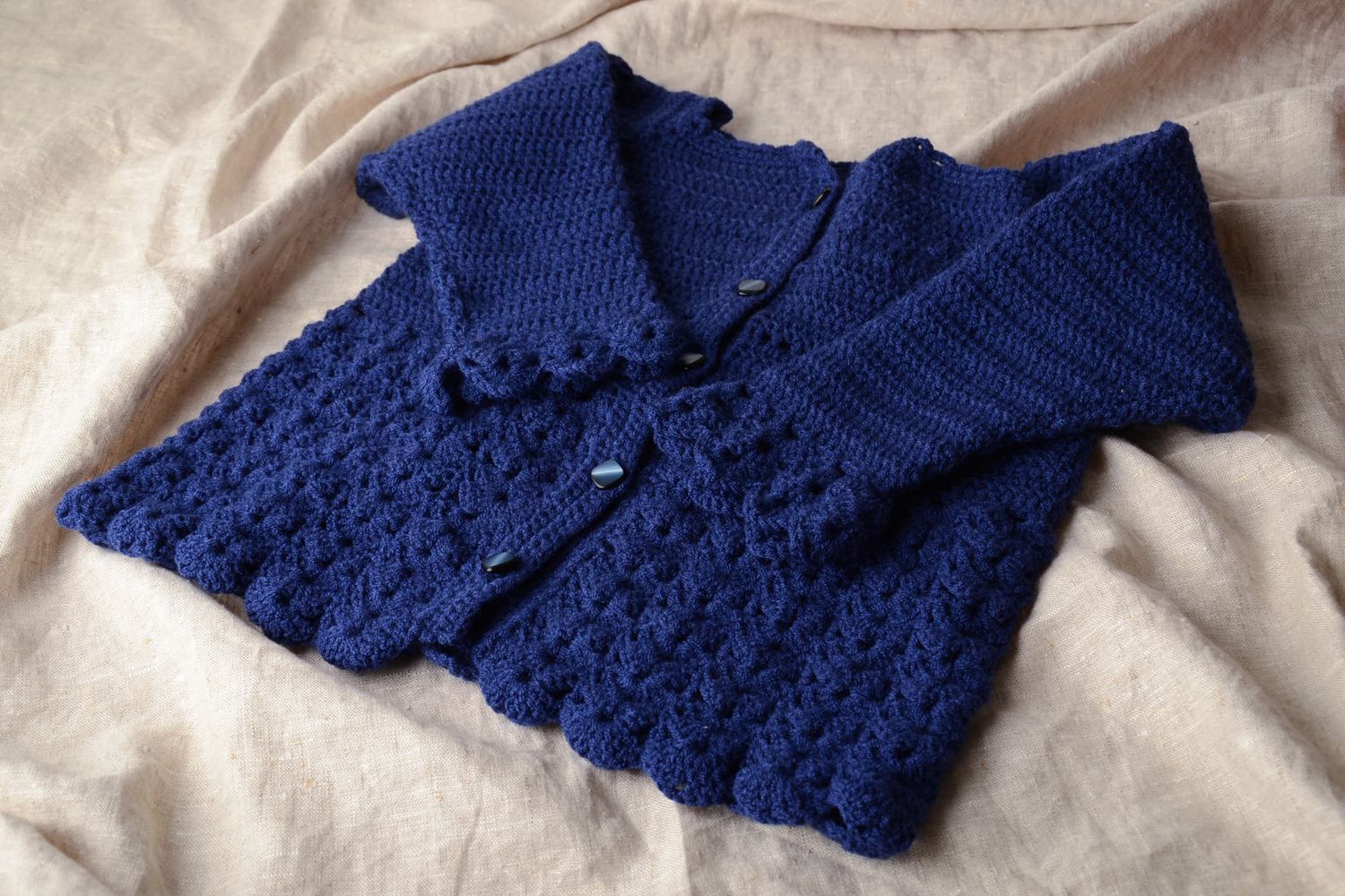 Gilet tricoté au crochet en acrylique bleu fait main pour fille de 6 ans photo 1