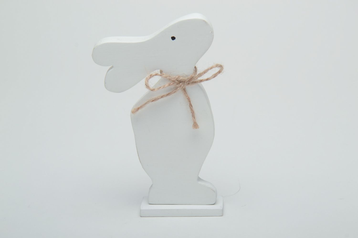 Figurine décorative Lièvre de Pâques en bois blanc peint avec noeud faite main photo 2