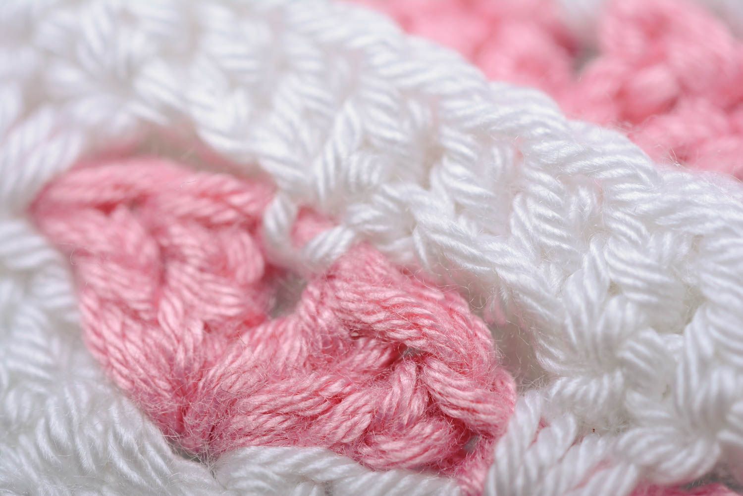 Bandeau tricoté pour enfant avec des aiguilles blanc-rose fait main fin photo 3