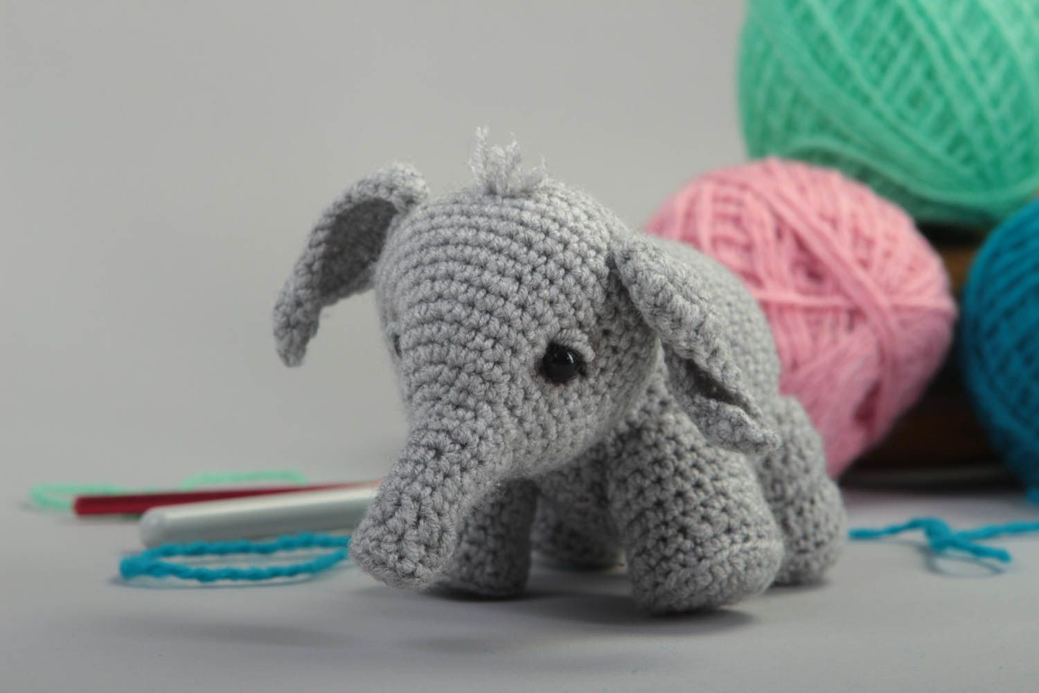 Peluche éléphant fait main Jouet enfant Cadeau original tricoté gris mignon photo 1