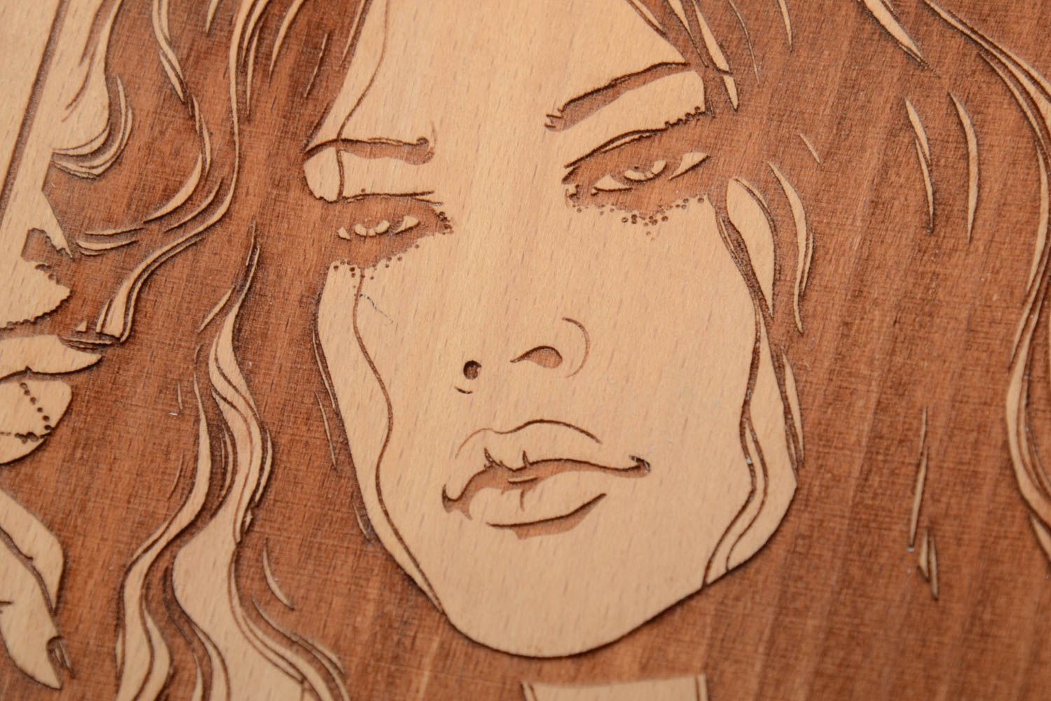 Petit tableau décoratif en bois gravé au laser et perforé portrait de femme photo 3