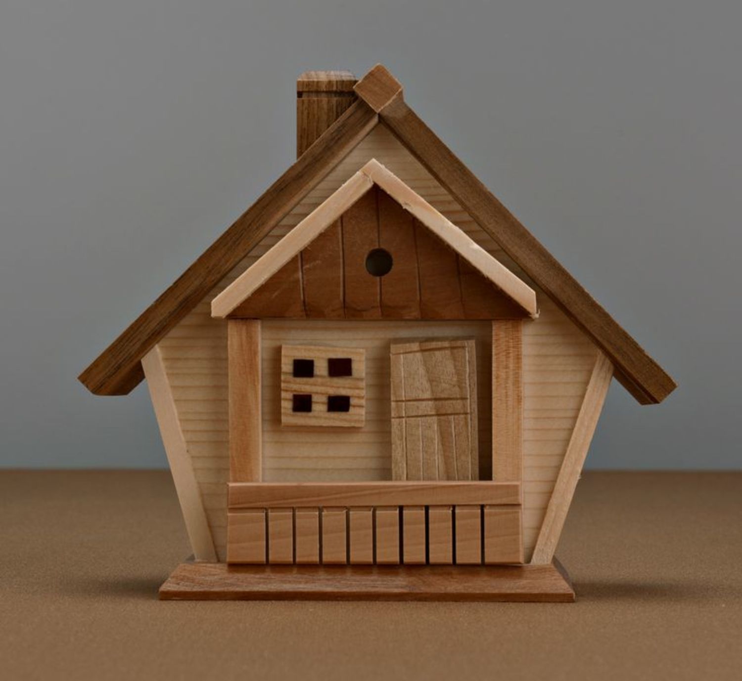 Salvadanaio di legno a forma di casetta fatto a mano decorazione di casa
 foto 1
