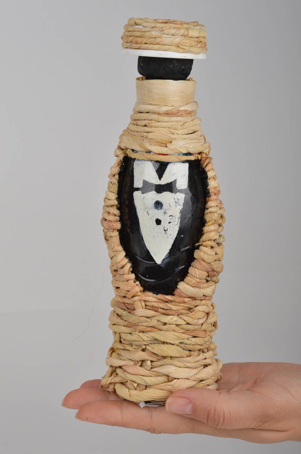 Бутылка из кукурузных листьев декоративная ручной работы авторская Смокинг фото 2
