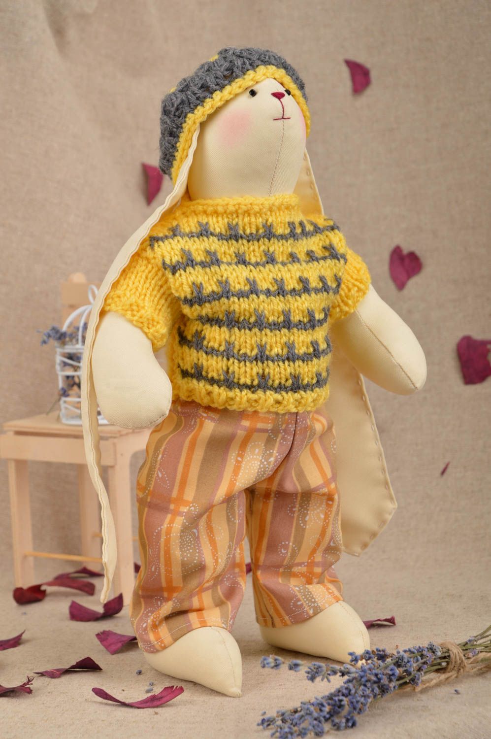 Poupée lièvre en tissu faite main en vêtement tricoté jouet pour enfant photo 1