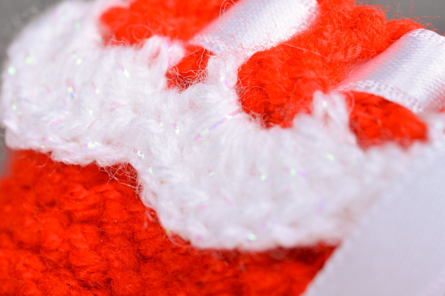 Сhaussons de bébé tricotés rouges avec rubans de satin blancs faits main   photo 4