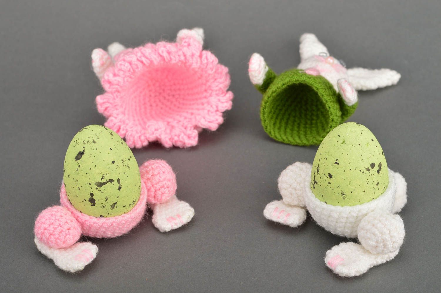 Набор вязаных игрушек кроликов для декора дома с сюрпризами ручной работы 2 шт фото 4