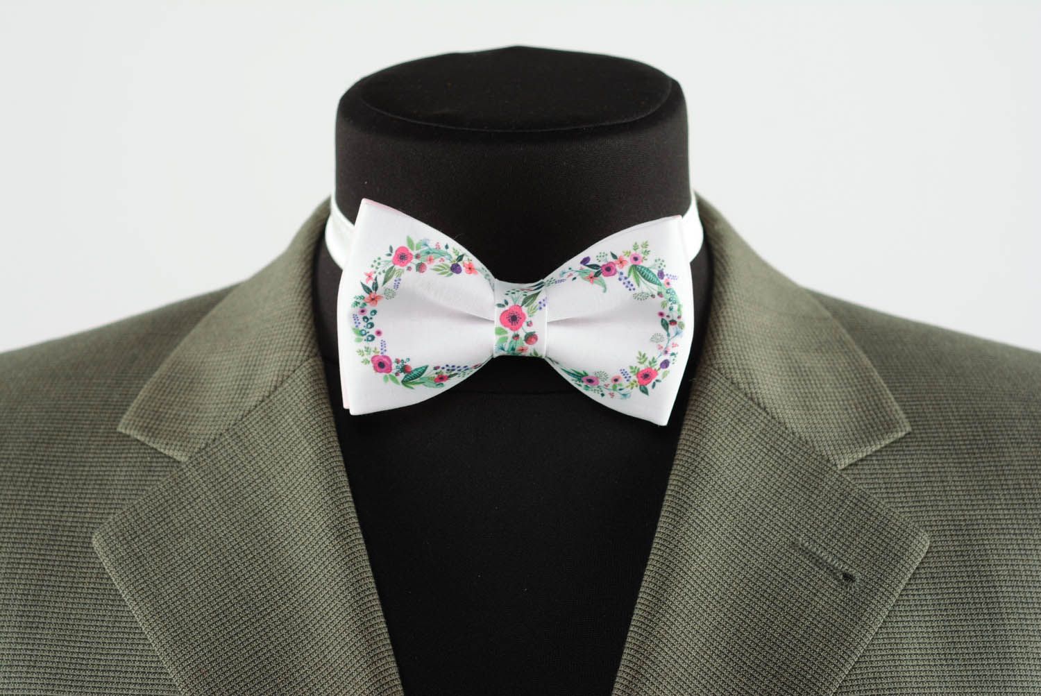 White bow tie with print photo 2