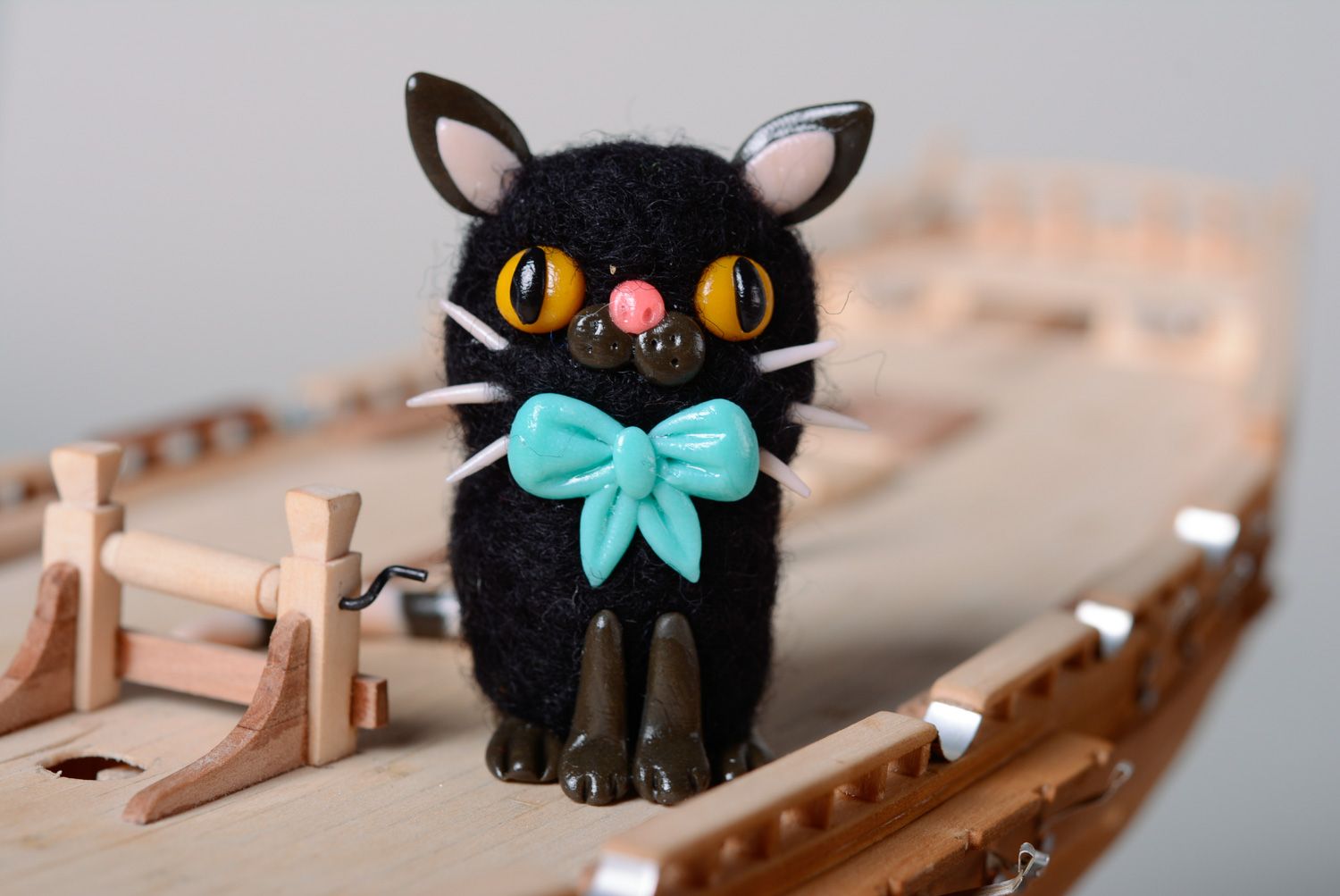Валяная игрушка кот миниатюрная из шерсти в технике валяния фото 1