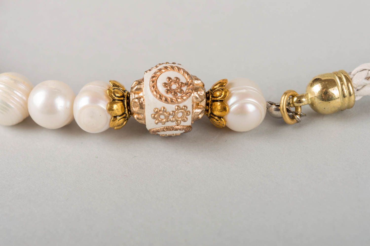 Нежное белое ожерелье из жемчуга и кожи ручной работы для стильных женщин фото 5