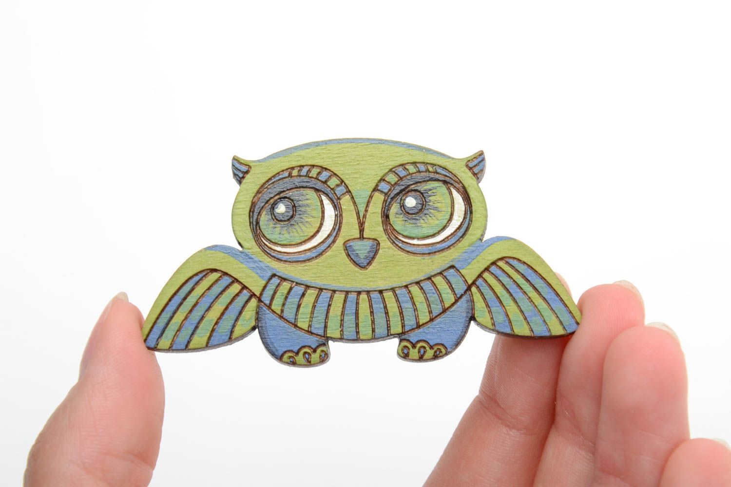 Handmade small wooden animal brooch painted with acrylics green flying owl photo 2