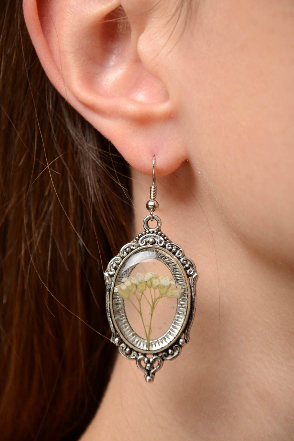 Boucles d'oreilles en résine époxy avec fleurs séchées faites main ovales photo 2