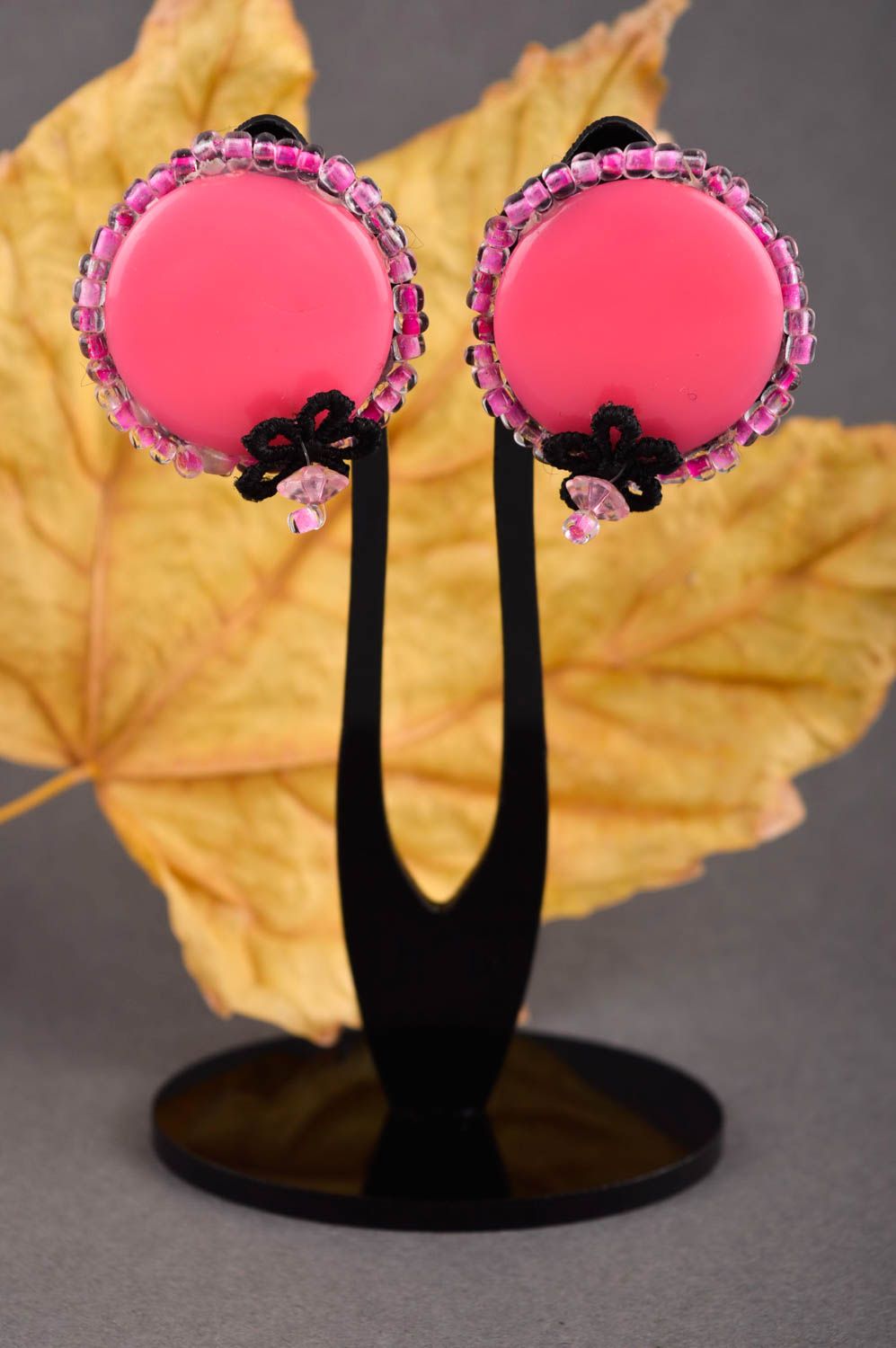 Серьги ручной работы розовые серьги пусеты с бисером подарок женщине с бабочкой фото 1