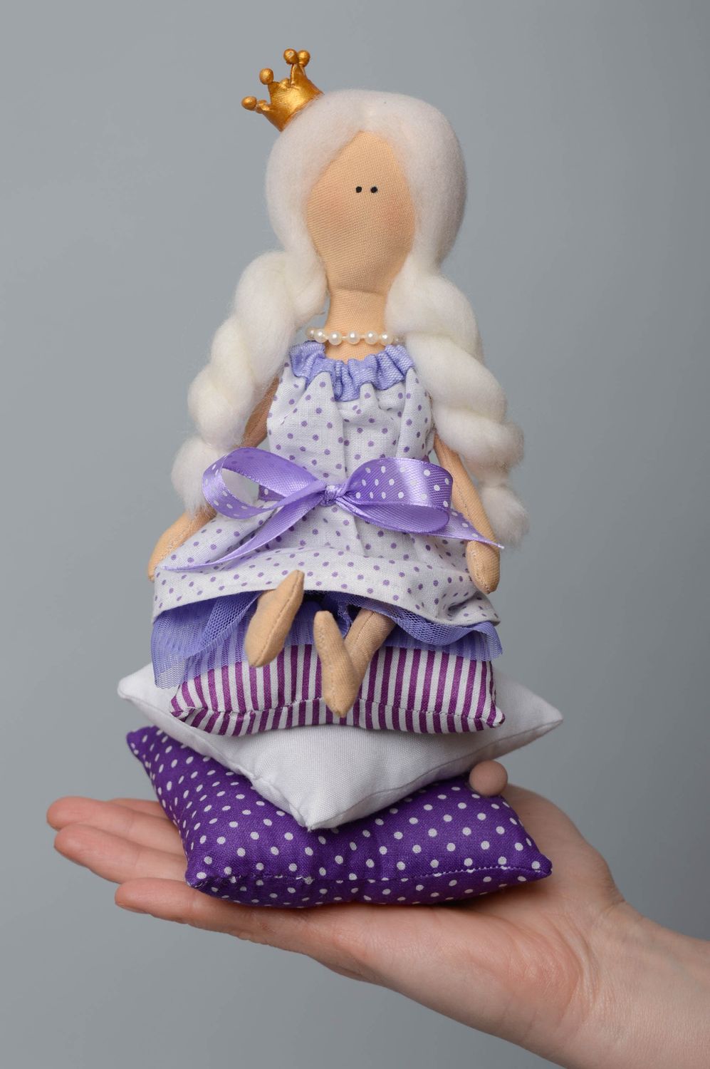 Handmade Kuscheltier aus Textil Prinzessin auf dem Kissen foto 4