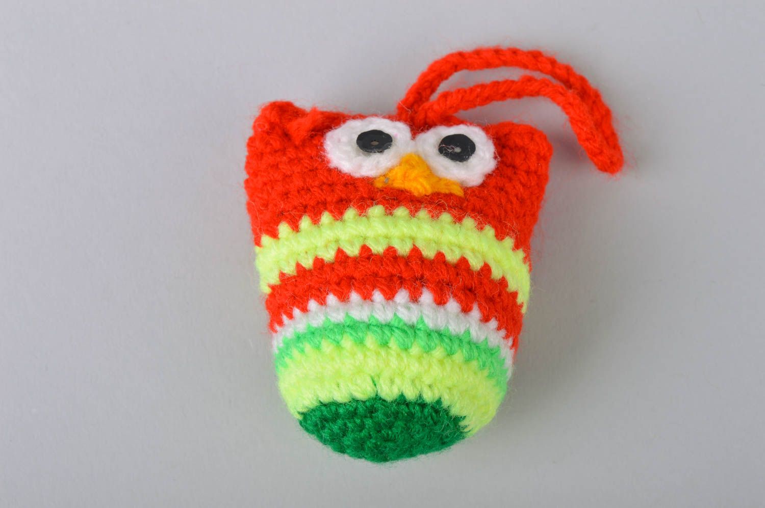 Jouet à suspendre Hibou petit tricoté au crochet multicolore beau fait main photo 2