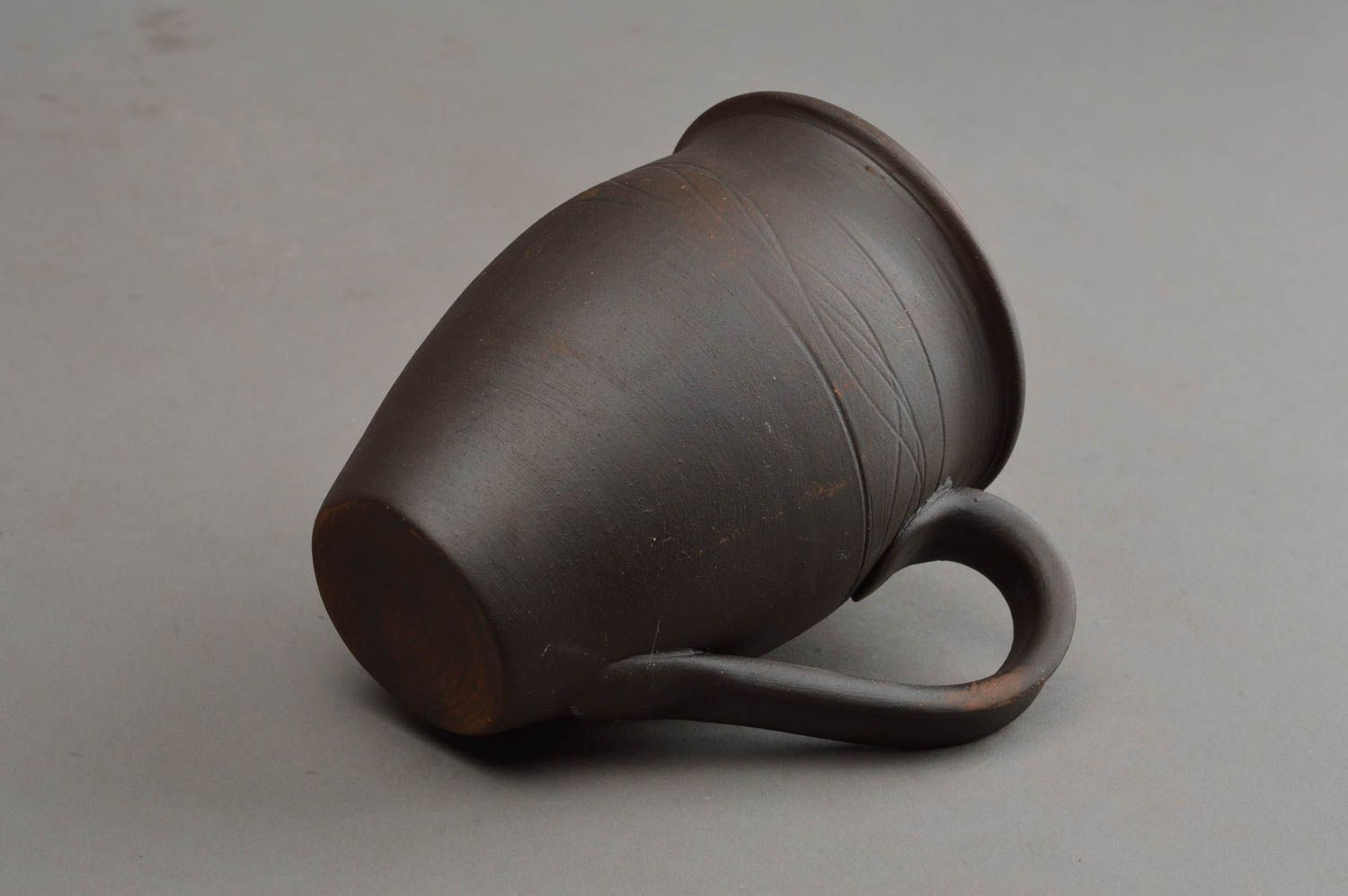 Глиняная чашка ручной работы в технике гончарства высокая темная авторская фото 4