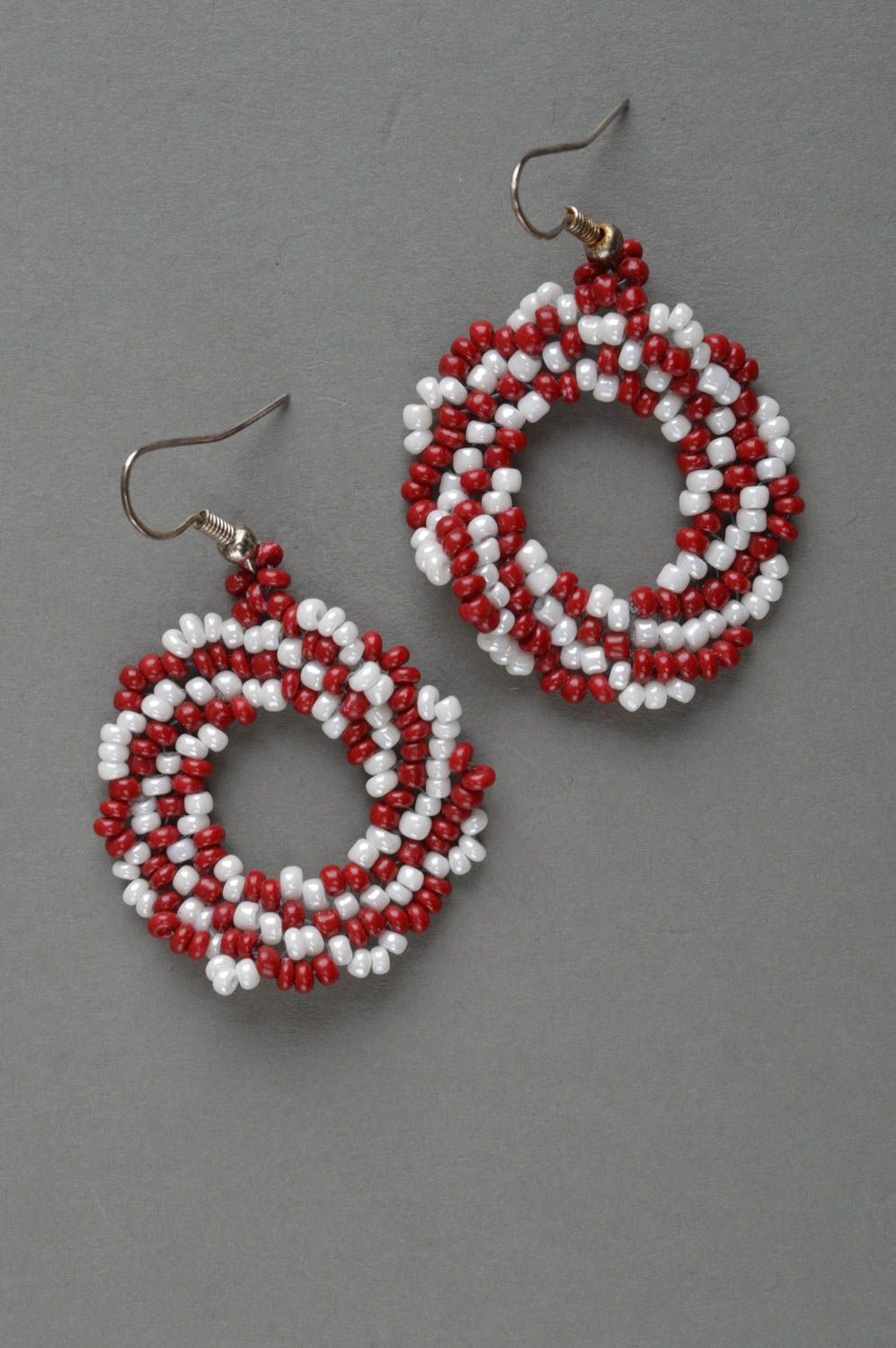 Handgemachte Ohrringe aus Glasperlen in Weiß und Rot in Flechtentechnik für Dame foto 2