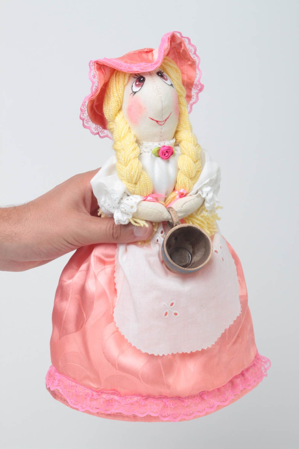 Грелка на чайник ручной работы кукла в розовом платье декоративная фото 5