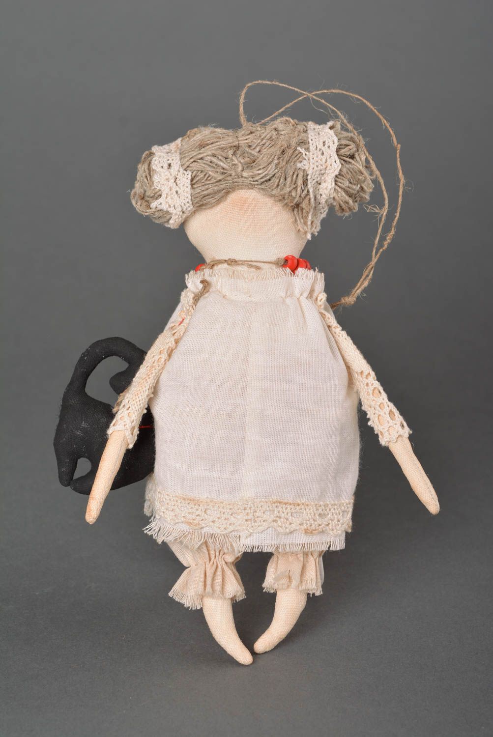 Кукла ручной работы декор для дома тряпичная кукла из бязи Девочка с любимцем фото 3