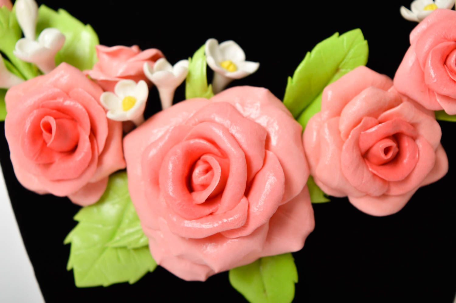 Gros collier Bijou fait main roses roses en pâte polymère Cadeau femme original photo 3