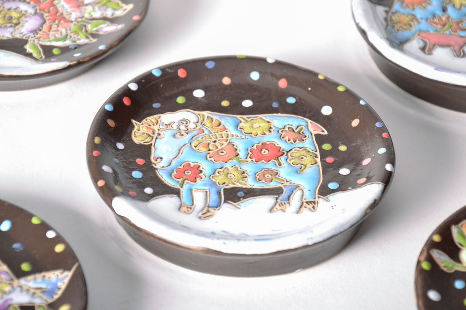 Декоративная тарелка с изображением барашка фото 1