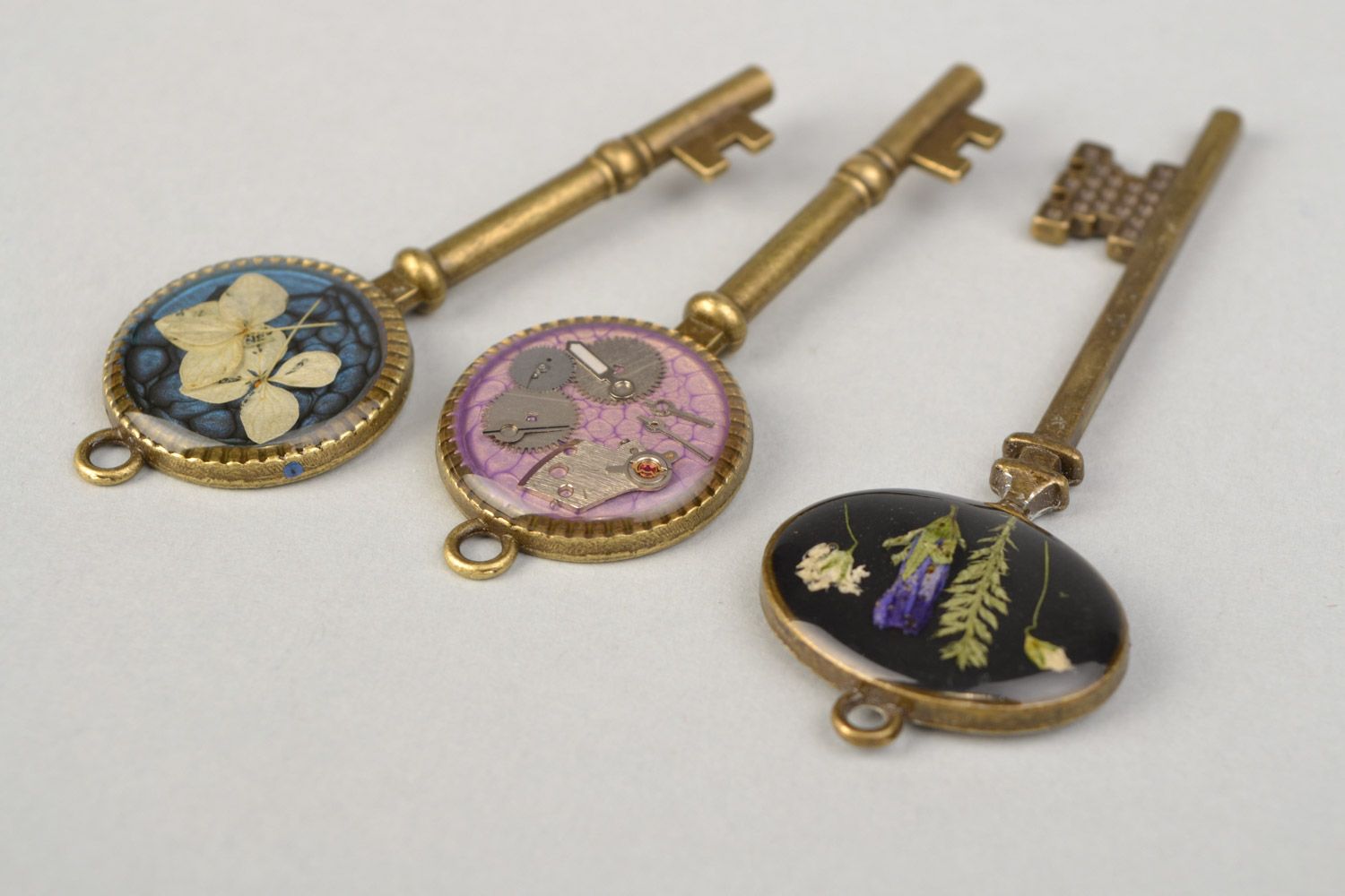 Set de pendentifs clés avec fleurs naturelles et mécanismes faits main 3 pièces photo 4