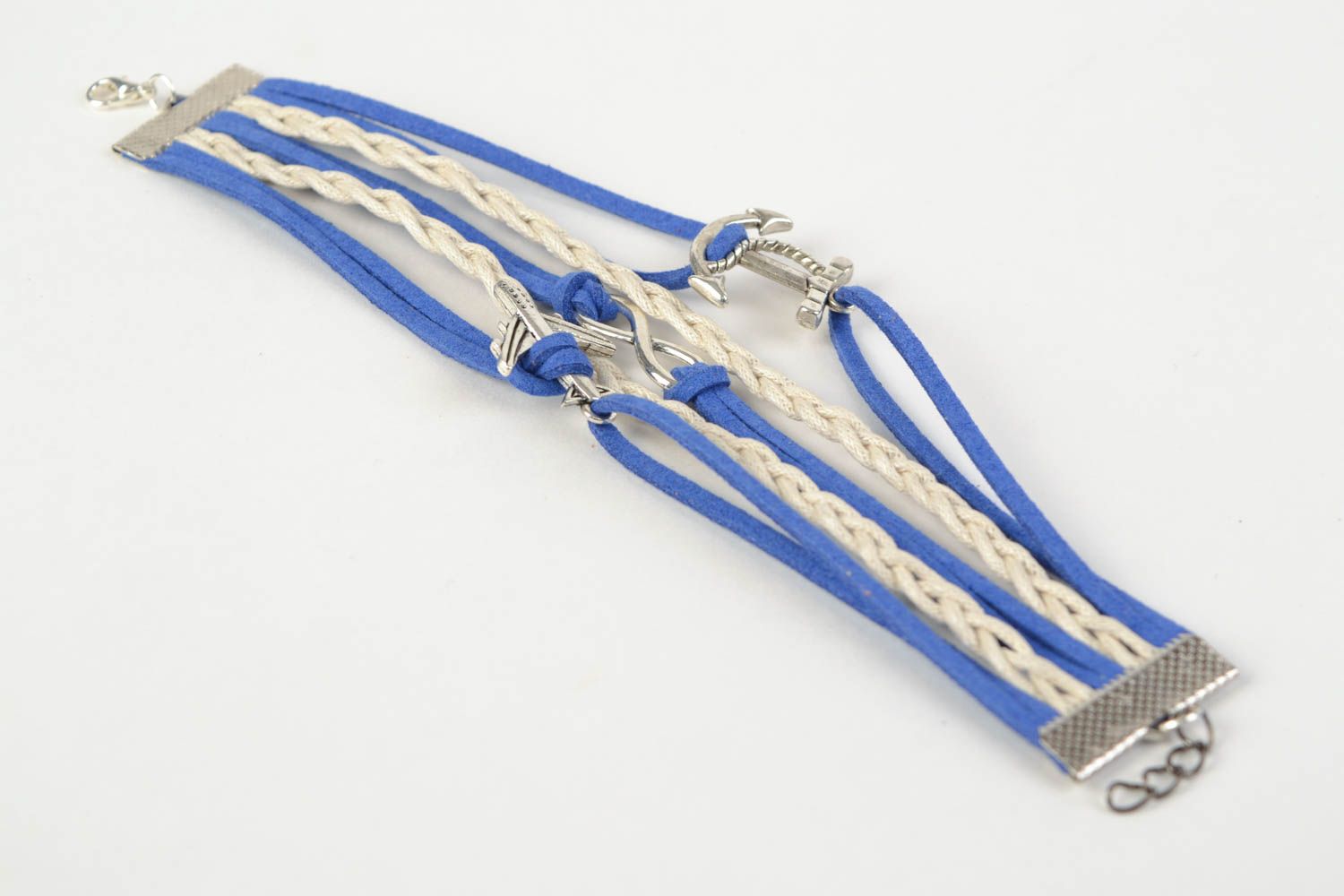 Широкий браслет из замшевого шнура с подвесками синий с белым модный хэнд мейд фото 5