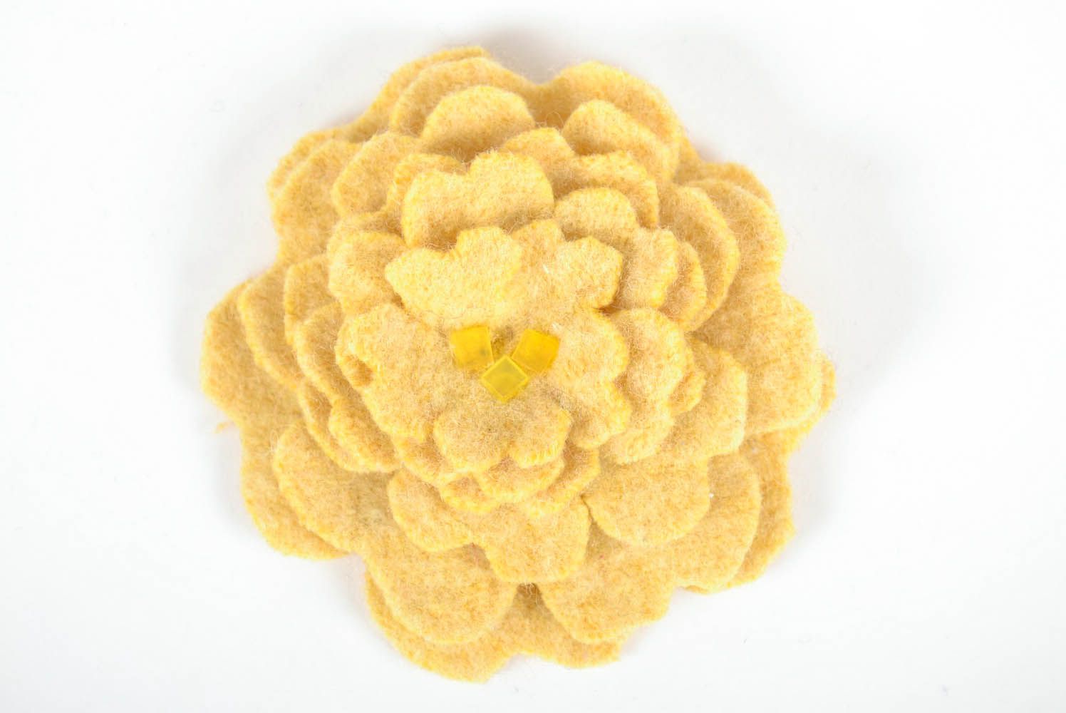 Grande broche fleur en laine jaune photo 2
