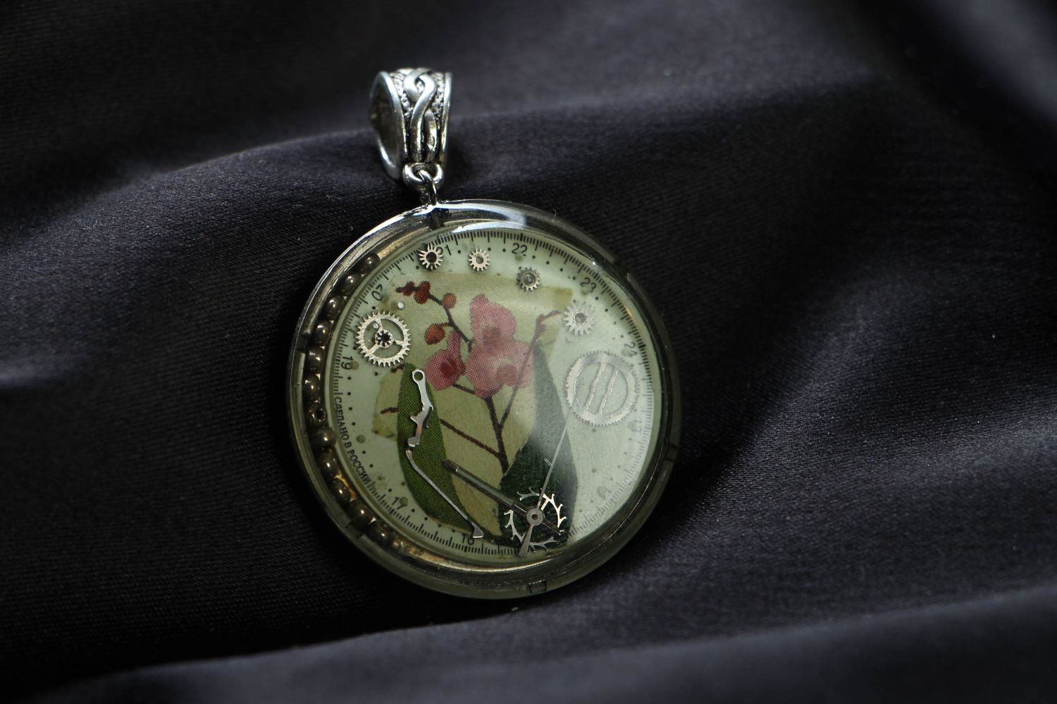 Round pendant in steampunk style photo 1