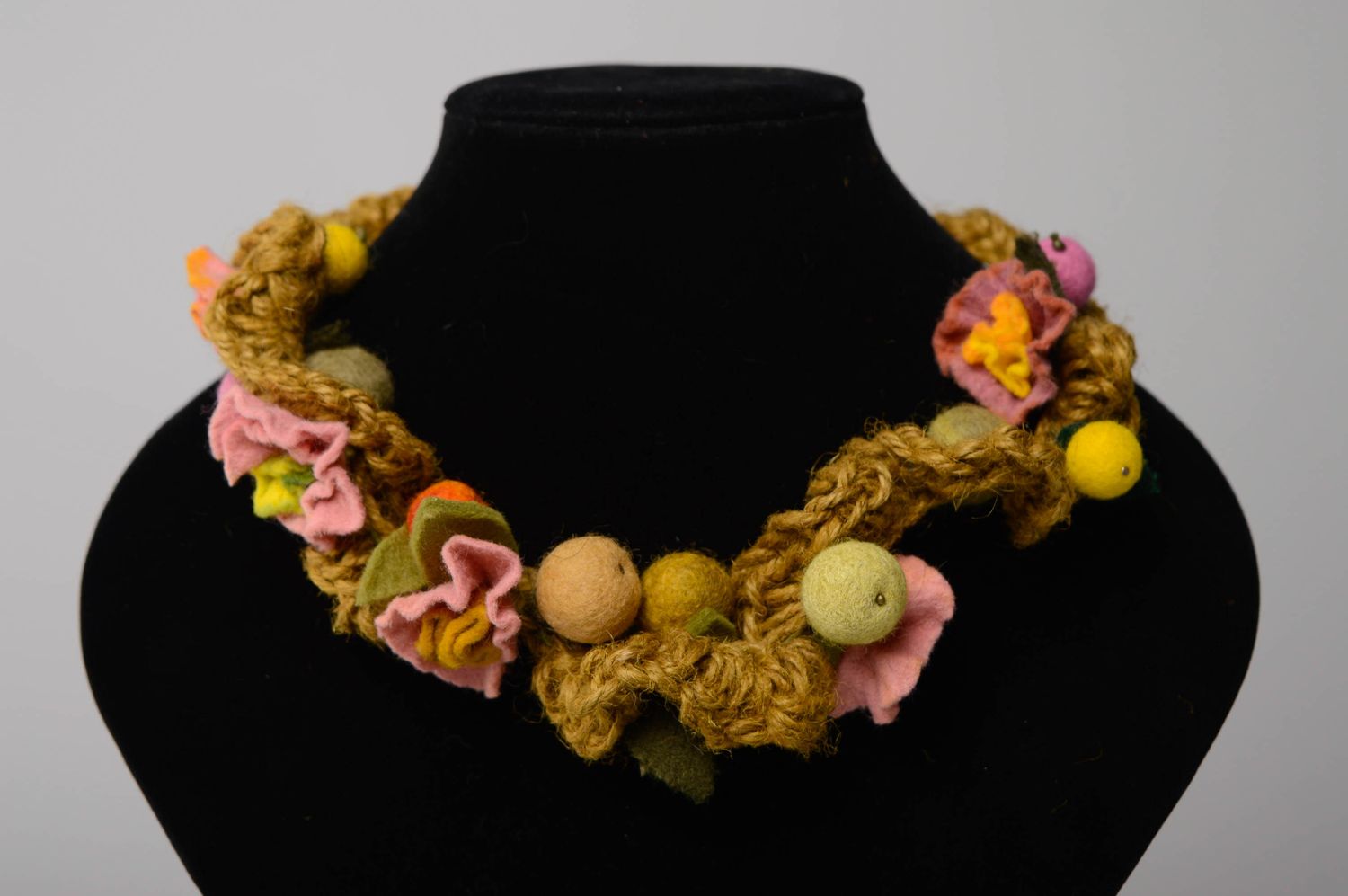 Collier tricoté avec perles technique de feutrage en laine photo 2