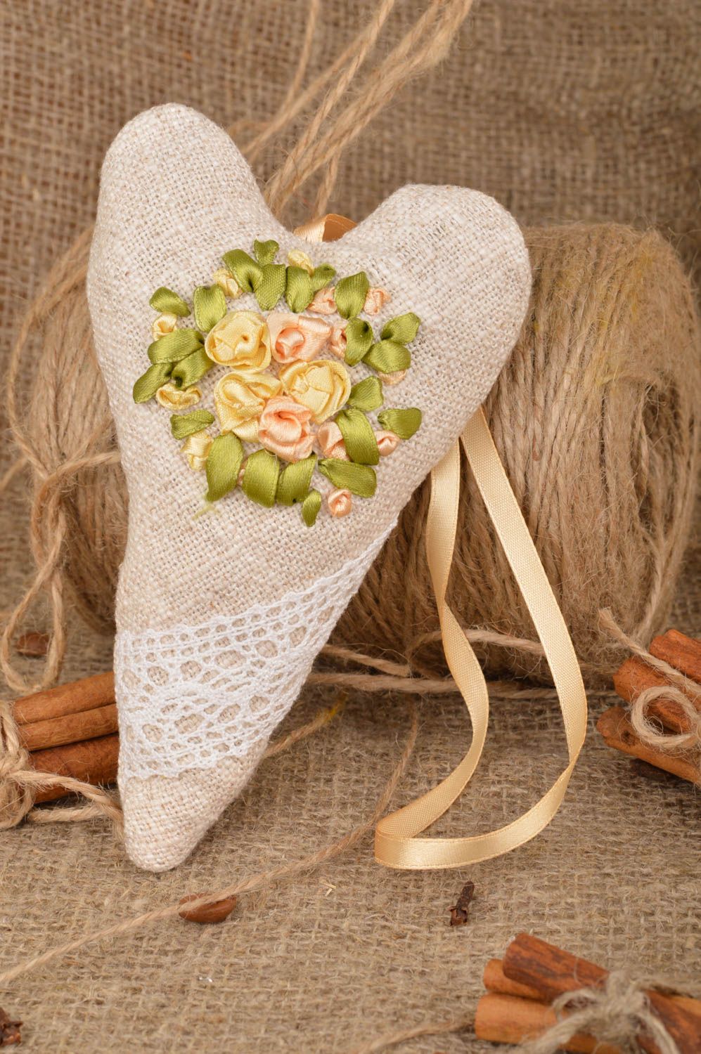 Интерьерная подвеска сердце из льна с вышитыми атласными цветками ручной работы фото 1