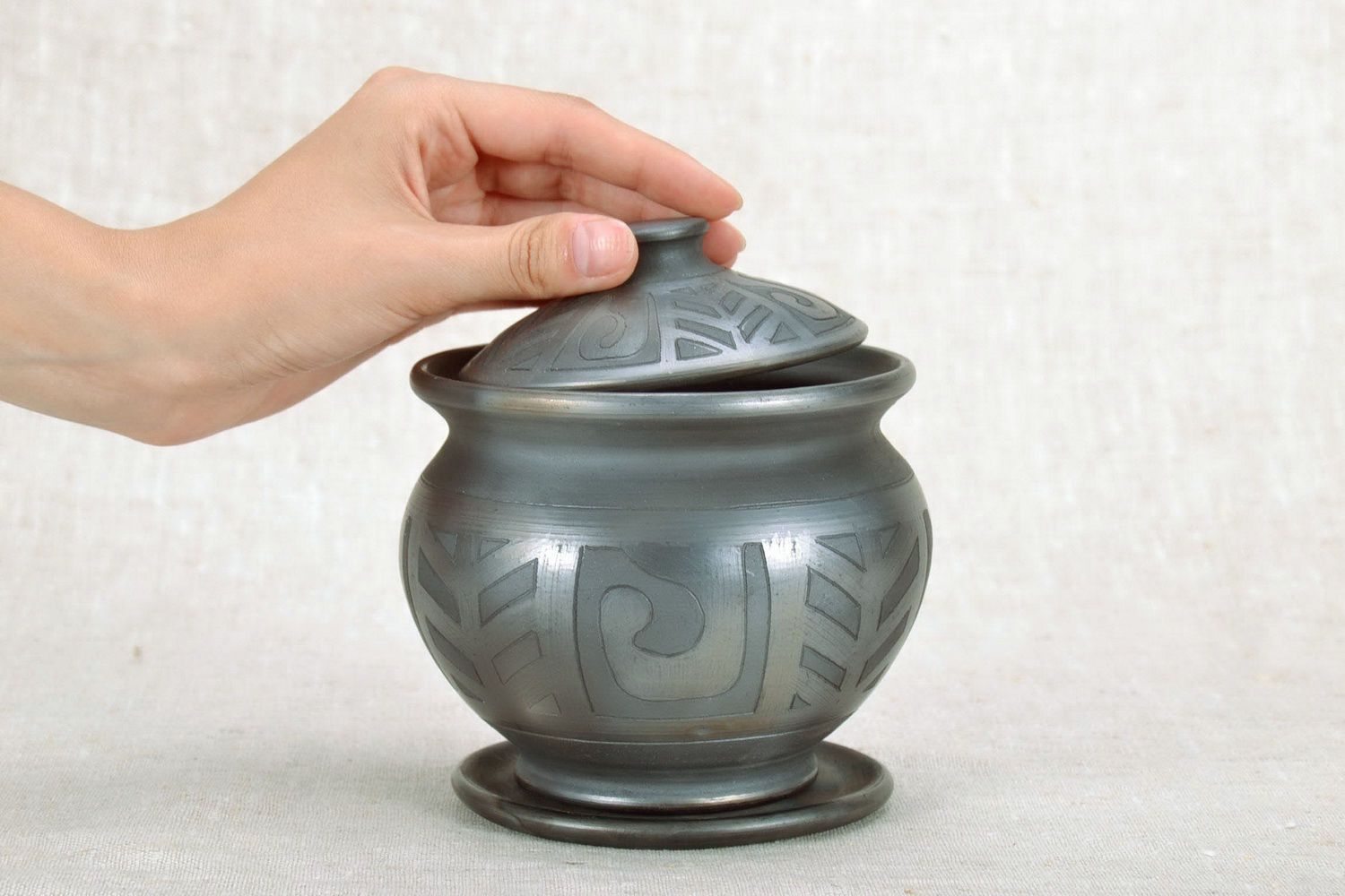 Pot avec couvercle en argile muni d'un dessous photo 5
