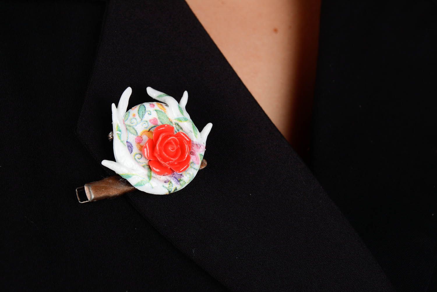 Barrette-broche faite main d'argile polymère 'Rose' photo 4