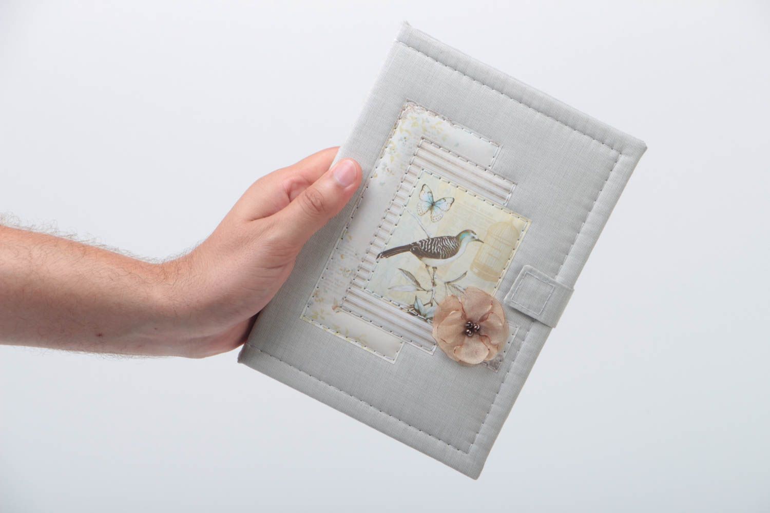 Белый блокнот ручной работы в технике скрапбукинг на кнопке с рисунком птицы фото 5