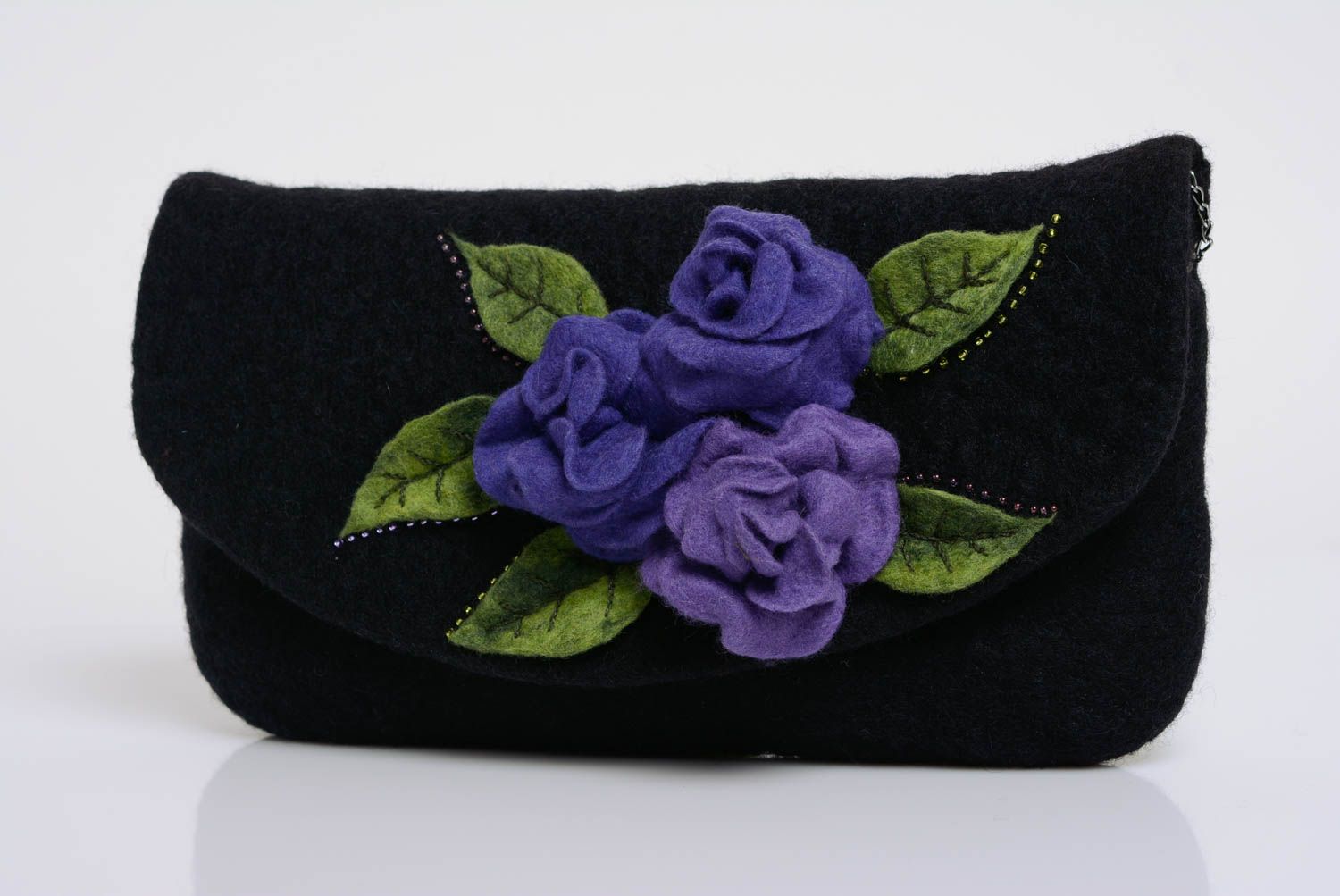Sac pochette en laine feutrée noir avec fleurs fait main sur chaîne métallique photo 1