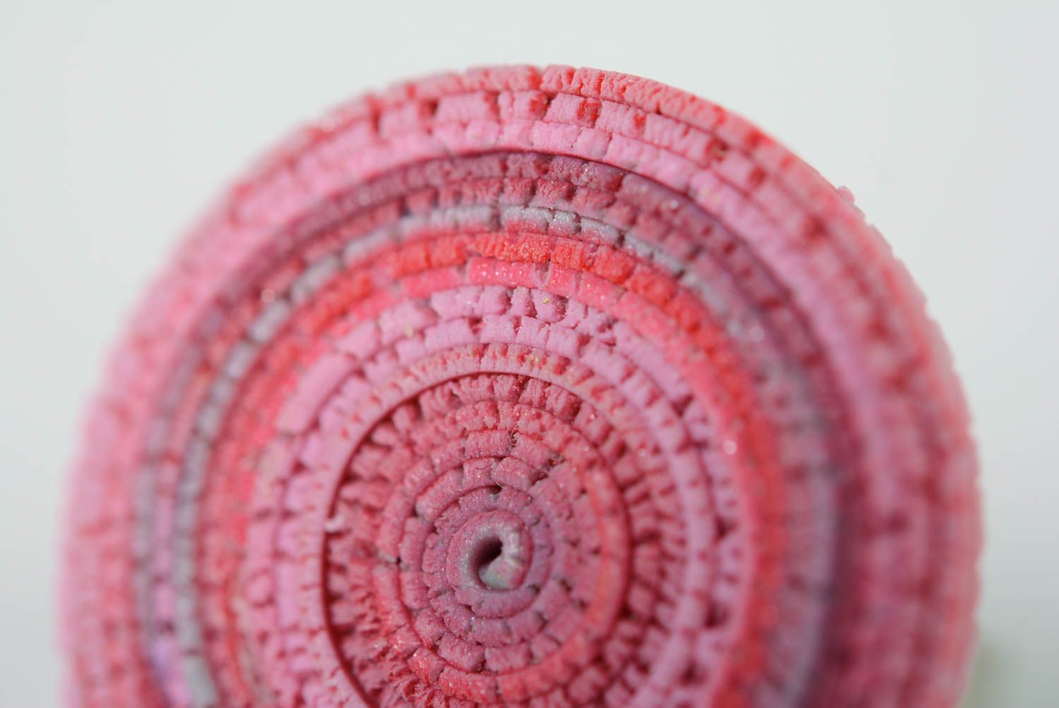 Кольцо из полимерной глины ручной работы круглое розовое рваный край красивое фото 4
