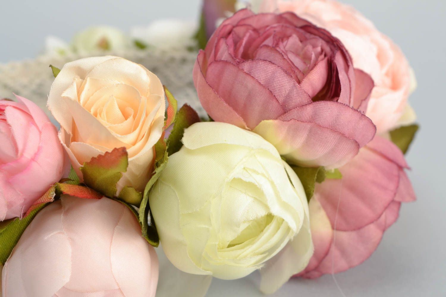 Serre-tête fleurs artificielles Roses pastel fait main cadeau pour femme photo 4