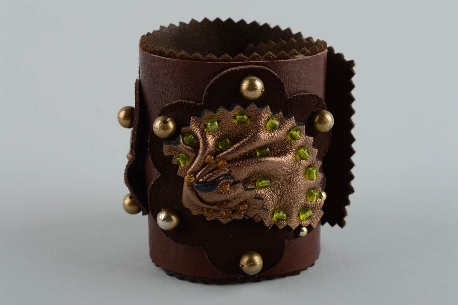 Кожаный браслет декорированный замшей и бисером с цветками ручной работы фото 2