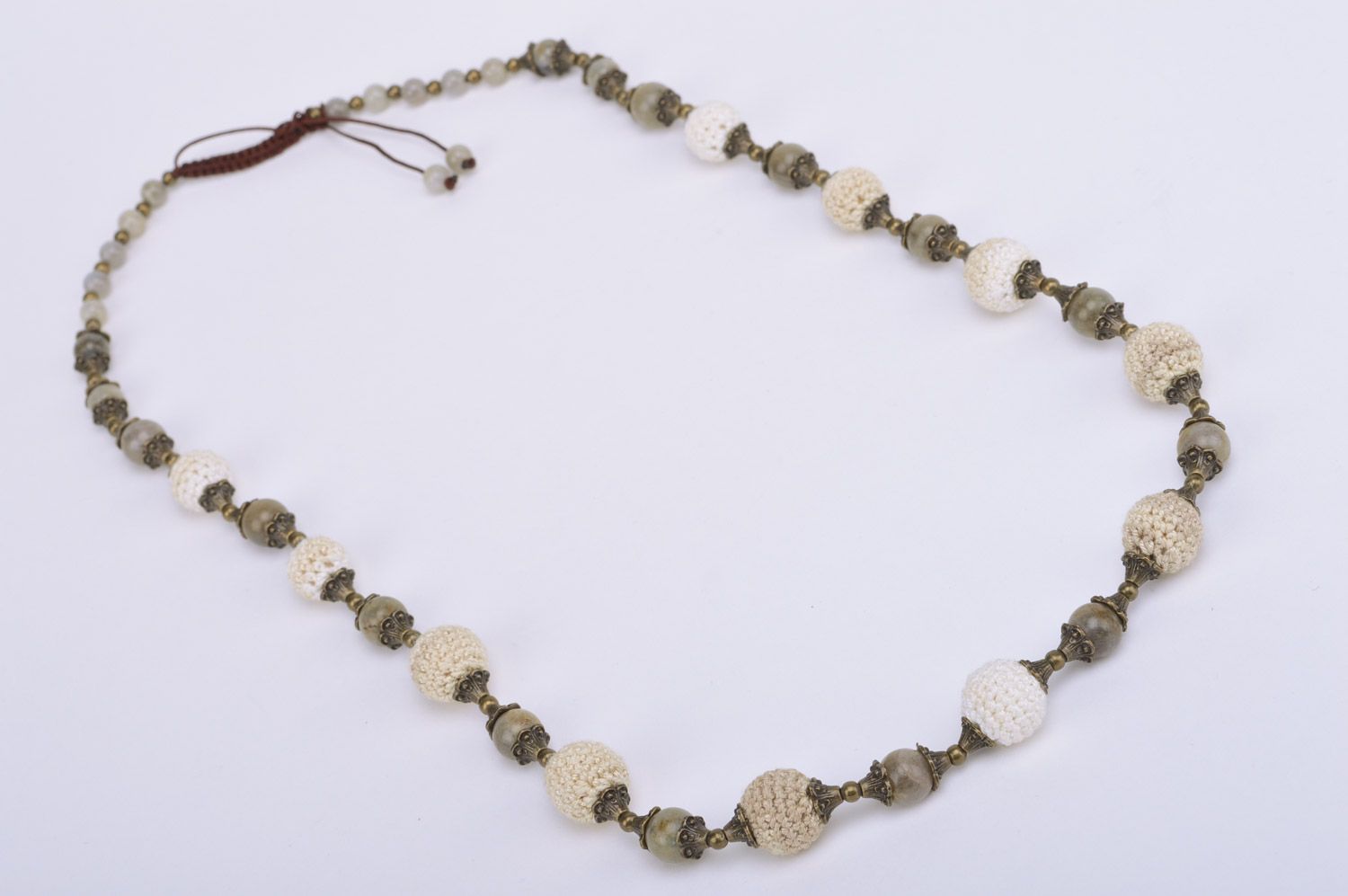 Joli collier tricoté au crochet avec perles fait main accessoire tendre photo 2