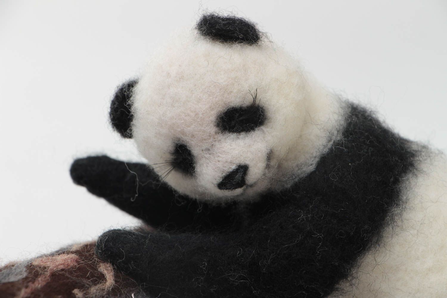 Figurine panda sur rondin en laine feutrée petite faite main originale photo 3