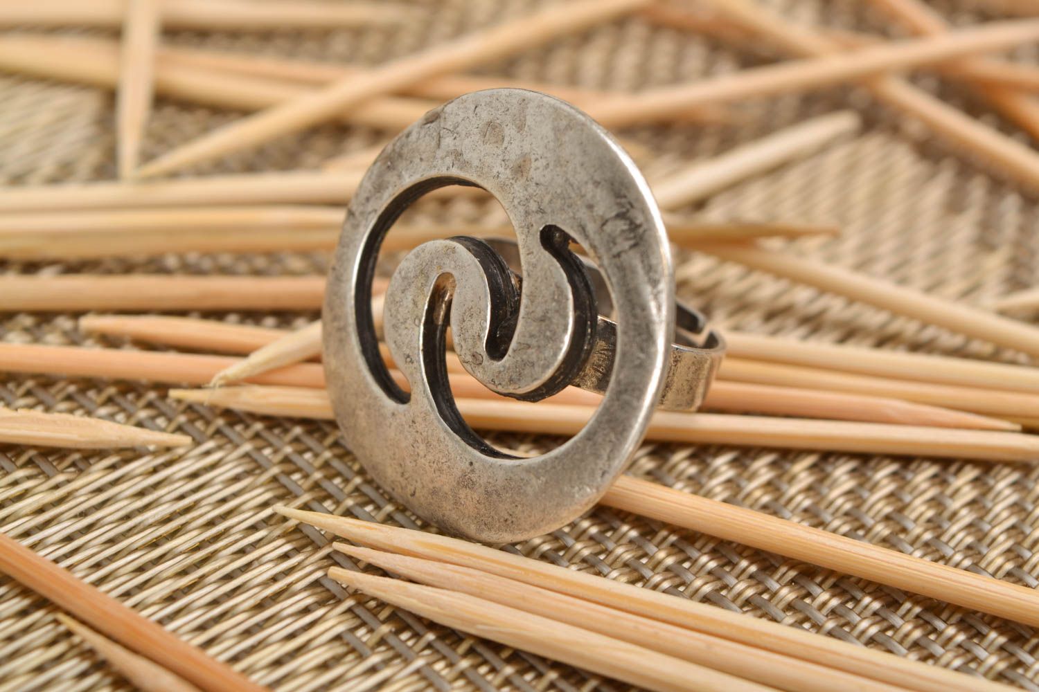 Grande bague métallique ronde faite main avec symbole serpents de Trypillia photo 1
