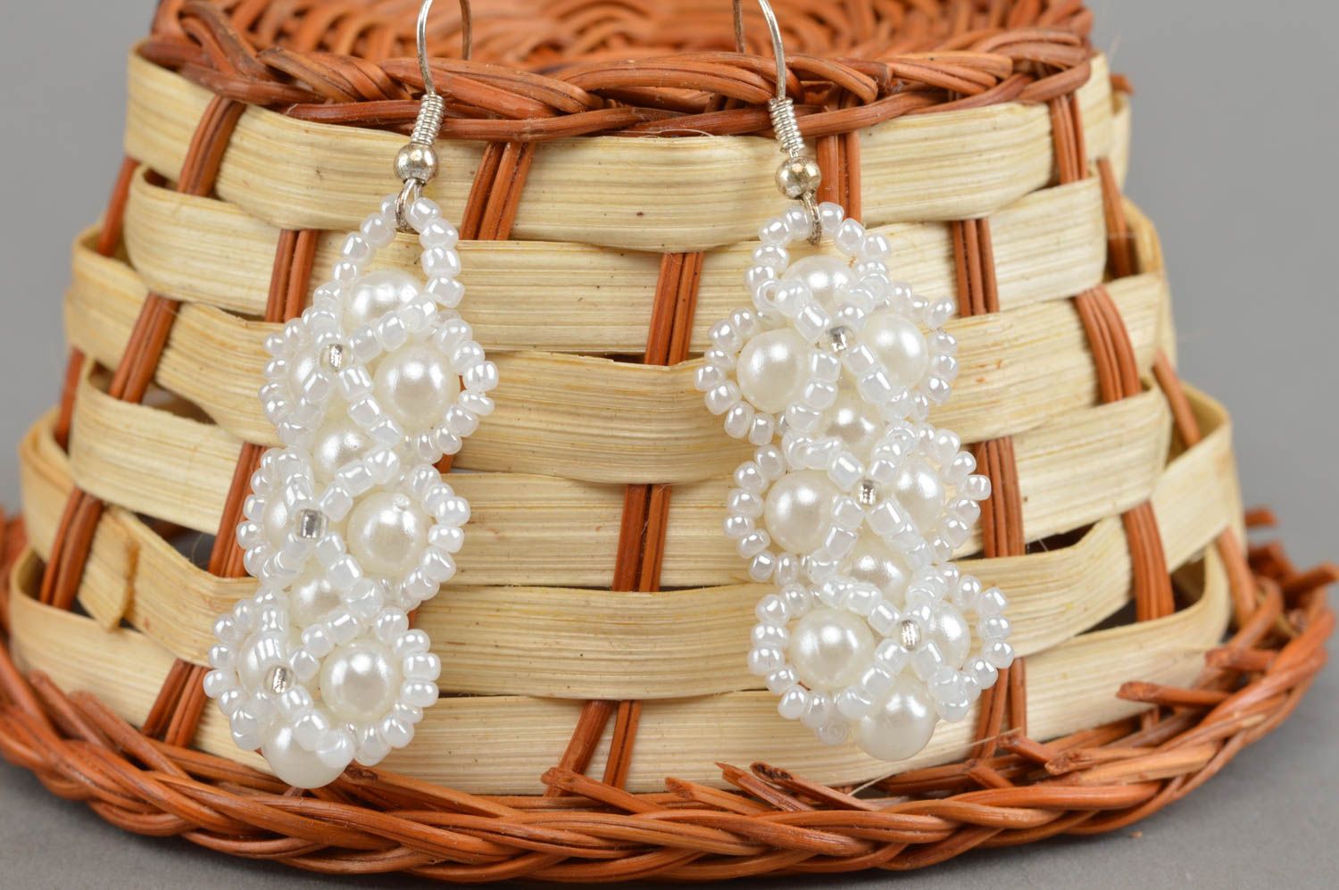 Boucles d'oreilles en perles de rocaille et fausses perles blanches faites main photo 1