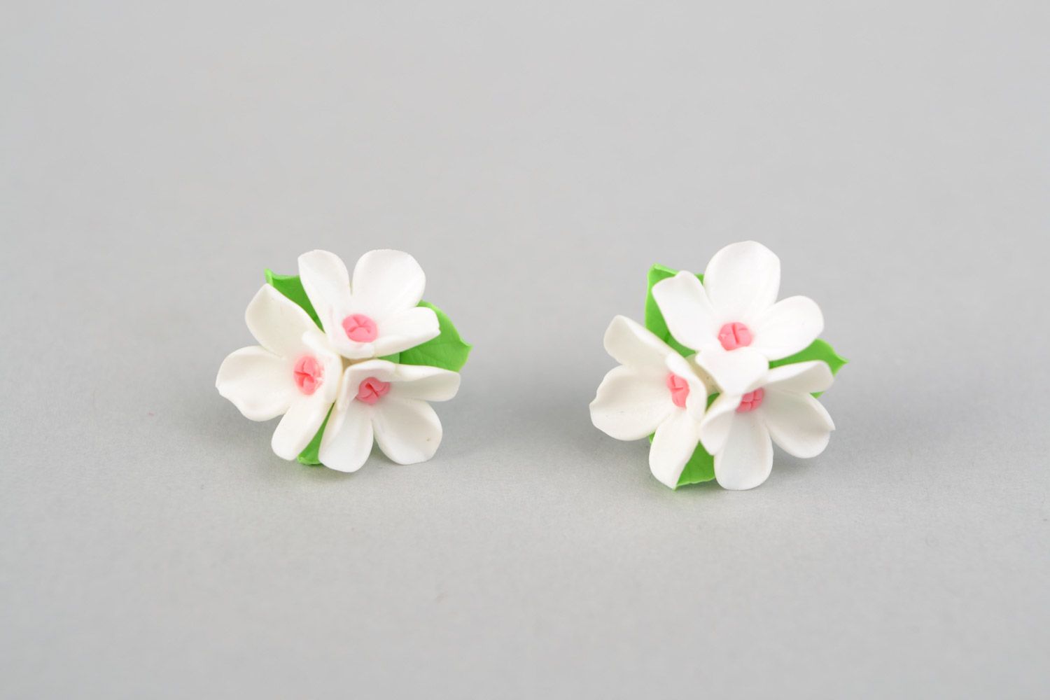Small tender stud earrings with white flowers hand made of polymer clay photo 3