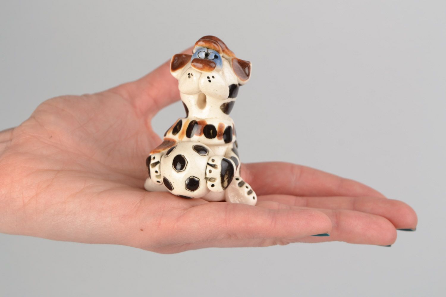 Petite figurine en céramique peinte blanc-brun faite main chat avec ballon photo 2