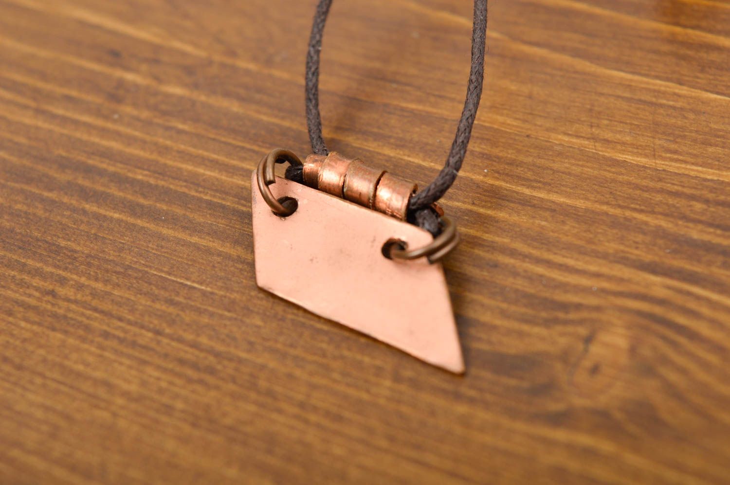 Pendentif en métal Bijou fait main design de créateur cuivre Accessoire femme photo 2